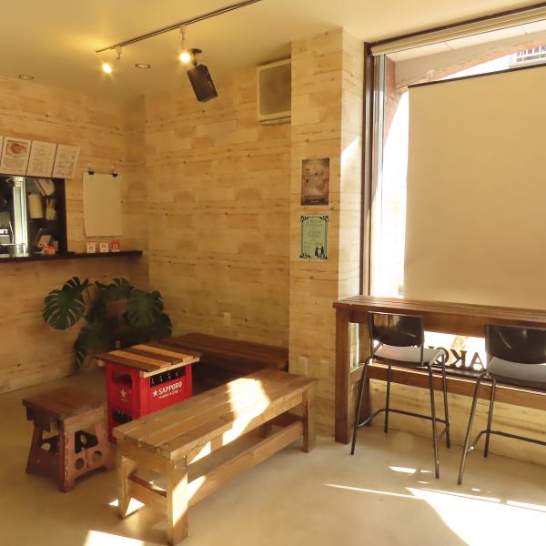 木の温もりを感じる落ち着いた店内は、友人との食事はもちろん、女子会や家族とのディナーにもぴったり。温かい雰囲気でお迎えします。