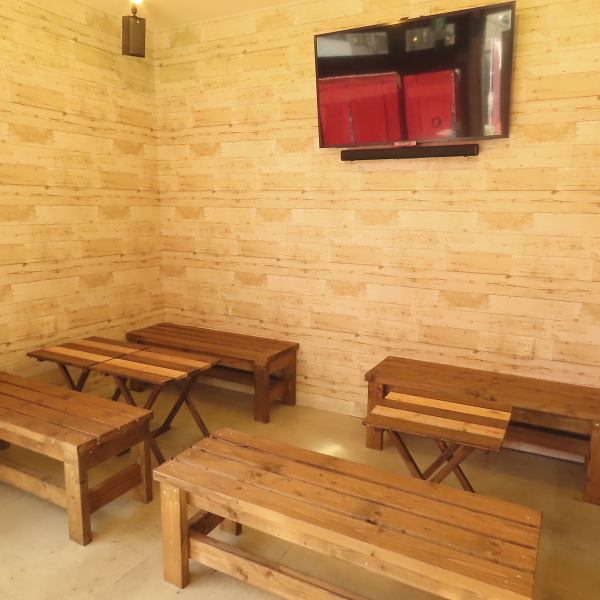 レンガ造りの外観に、やさしい色合いののれんが目印。ふらりと立ち寄りたくなる親しみやすい洋食屋で、仕事終わりの一杯にも最適！