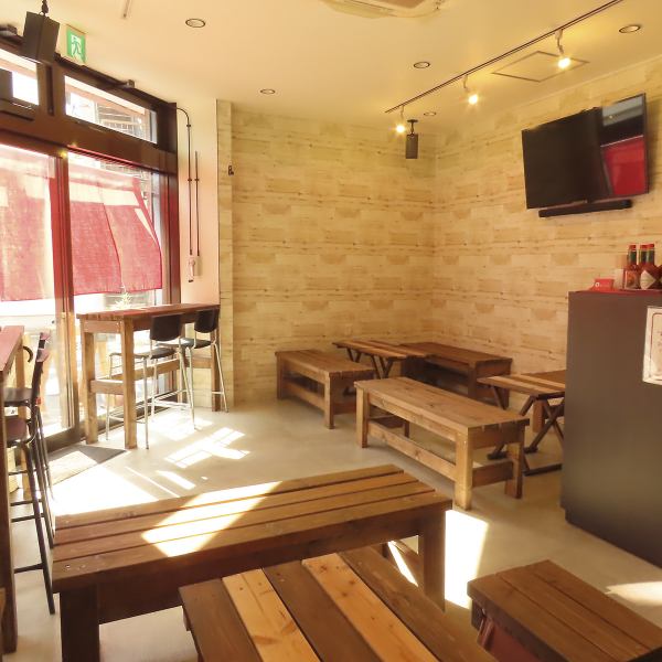 カウンター席やベンチ席など、シーンに合わせて選べる居心地の良い空間。ちょい飲みからしっかり食事まで、どんな使い方も大歓迎です。