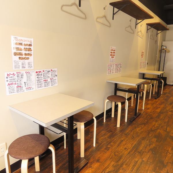 家族や友人と共に、心温まるひとときをお楽しみいただけます。料理が運ばれてくるたびに、みんなの笑顔が広がり、会話も自然と弾んでいきます。距離が近いこのテーブル席では、楽しい思い出や笑い声が溢れ、より絆が深まること間違いなし！