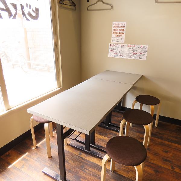 温かい料理と共に、囲む人たちとの会話が心を豊かにし、笑顔が絶えない時間が流れます。特別な日のお祝いから、何気ない日常の集まりまで、どんなシーンにもぴったり。食卓を囲むことで生まれる絆や思い出は、何よりも宝物。ぜひ、愛する人たちと共に、心温まる一時を楽しんでください。