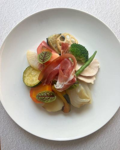 ☑︎農家レストラン　マハロ大名の【原点】
糸島自社農園の無農薬野菜も使用した
【美容と健康の野菜dish】🍅🧅🍆

☑︎旬のお野菜を沢山楽しんで頂けるよう、
それぞれの食材によって調理法、味付けを変えております👨‍🍳

☑︎本日のソースはトマトと玉葱です。

飾りのお添えつけも畑で栽培しております。
#本日は葉山椒
#糸島自社農園
@mahalo.farm 🧑‍🌾

#福岡グルメ
#大名グルメ
#糸島農業
#自社農園
#自然栽培
#無農薬栽培
#野菜好きな人と繋がりたい 
#野菜のある生活 
#野菜のある暮らし 
#ファイトケミカル
#免疫力アップ 
#大人の食べ飲み放題
#野菜食べ放題 
#fukuokafood 
#fukuokacity 
#fukuokagourmet 
#fukuokatrip 
#japanfood
