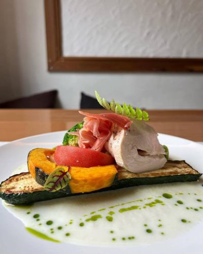 ☑︎糸島自社農園の無農薬野菜も使用👨‍🌾

🧅美容と健康の野菜DISH🍽

☑︎たくさんのお野菜を楽しんで頂けるよう、
それぞれの食材によって調理法を変えております👨‍🍳

飾りのお添えつけも畑で栽培しております。
#本日は葉山椒
#糸島自社農園
@mahalo.farm 🧑‍🌾

#福岡グルメ
#大名グルメ
#糸島農業
#自社農園
#自然栽培
#無農薬栽培
#野菜好きな人と繋がりたい 
#野菜のある生活 
#野菜のある暮らし 
#ファイトケミカル
#免疫力アップ 
#大人の食べ飲み放題
#野菜食べ放題 
#fukuokafood 
#fukuokacity 
#fukuokagourmet 
#fukuokatrip 
#japanfood