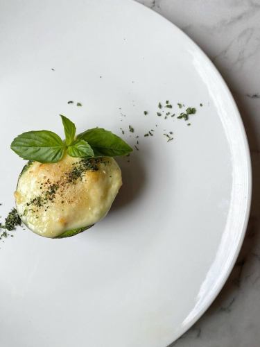 【本日のコース料理👨‍🍳】

アボカドを器に使ったグラタン🥑

アボカドは加熱することで食べるソースの如く
柔らかく仕上がります☆
そこに、香味野菜の玉ねぎと人参で甘さをプラスし
最後に動物性の旨みのエビで食感を追加した
一品です🦐

器にしたアボカドをスプーンで崩しながら
是非ハフハフしながらお食べください😋

#福岡グルメ
#大名グルメ
#糸島農業
#自社農園
#自然栽培
#無農薬栽培
#野菜好きな人と繋がりたい 
#野菜のある生活 
#野菜のある暮らし 
#ファイトケミカル
#免疫力アップ 
#大人の食べ飲み放題
#野菜食べ放題 
#fukuokafood 
#fukuokacity 
#fukuokagourmet 
#fukuokatrip 
#japanfood