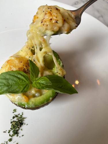 【本日のコース料理👨‍🍳】

アボカドを器に使ったグラタン🥑

アボカドは加熱することで食べるソースの如く
柔らかく仕上がります☆
そこに、香味野菜の玉ねぎと人参で甘さをプラスし
最後に動物性の旨みのエビで食感を追加した
一品です🦐

器にしたアボカドをスプーンで崩しながら
是非ハフハフしながらお食べください😋

#福岡グルメ
#大名グルメ
#糸島農業
#自社農園
#自然栽培
#無農薬栽培
#野菜好きな人と繋がりたい 
#野菜のある生活 
#野菜のある暮らし 
#ファイトケミカル
#免疫力アップ 
#大人の食べ飲み放題
#野菜食べ放題 
#fukuokafood 
#fukuokacity 
#fukuokagourmet 
#fukuokatrip 
#japanfood