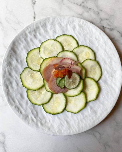 農家レストランの前菜料理
☑︎糸島自社農園の無農薬野菜も使用👨‍🌾

ズッキーニと合鴨のカルパッチョ
🧅玉葱ソースと山葵醬油で。

☑︎普段にはない生ズッキーニを是非ご堪能あれ。

#糸島自社農園
@mahalo.farm 🧑‍🌾

#福岡グルメ
#大名グルメ
#糸島農業
#自社農園
#自然栽培
#無農薬栽培
#野菜好きな人と繋がりたい 
#野菜のある生活 
#野菜のある暮らし 
#ファイトケミカル
#免疫力アップ 
#大人の食べ飲み放題
#野菜食べ放題 
#fukuokafood 
#fukuokacity 
#fukuokagourmet 
#fukuokatrip 
#japanfoodguide