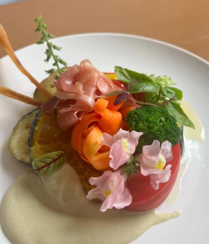 🍂秋のお野菜🍂農家レストランの一品〜

☑︎糸島自社農園の無農薬野菜も使用👨‍🌾

🍠たっぷりの野菜ソースで召し上がれ
🍅美容と健康の野菜DISH🍽

☑︎たくさんのお野菜を楽しんで頂けるよう、
それぞれの食材によって調理法を変えております👨‍🍳

飾りのお添えつけも畑で栽培しております。
#糸島自社農園
@mahalo.farm 🧑‍🌾

#福岡グルメ
#大名グルメ
#糸島農業
#自社農園
#自然栽培
#無農薬栽培
#野菜好きな人と繋がりたい 
#野菜のある生活 
#野菜のある暮らし 
#ファイトケミカル
#免疫力アップ 
#大人の食べ飲み放題
#野菜食べ放題 
#fukuokafood 
#fukuokacity 
#fukuokagourmet 
#fukuokatrip 
#japanfoodguide