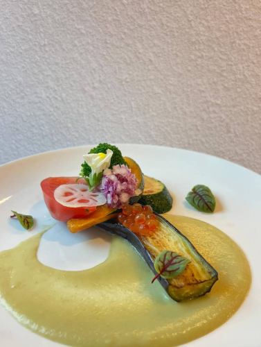 🍆夏のお野菜☀️農家レストランの一品〜

☑︎糸島自社農園の無農薬野菜も使用👨‍🌾

🍆たっぷりの野菜ソースで召し上がれ
🍅美容と健康の野菜DISH🍽

【大好評！茄子とバターのソース】

☑︎たくさんのお野菜を楽しんで頂けるよう、
それぞれの食材によって調理法を変えております👨‍🍳

飾りのお添えつけも畑で栽培しております。
#糸島自社農園
@mahalo.farm 🧑‍🌾

#福岡グルメ
#大名グルメ
#糸島農業
#自社農園
#自然栽培
#無農薬栽培
#野菜好きな人と繋がりたい 
#野菜のある生活 
#野菜のある暮らし 
#ファイトケミカル
#免疫力アップ 
#大人の食べ飲み放題
#野菜食べ放題 
#fukuokafood 
#fukuokacity 
#fukuokagourmet 
#fukuokatrip 
#japanfoodguide