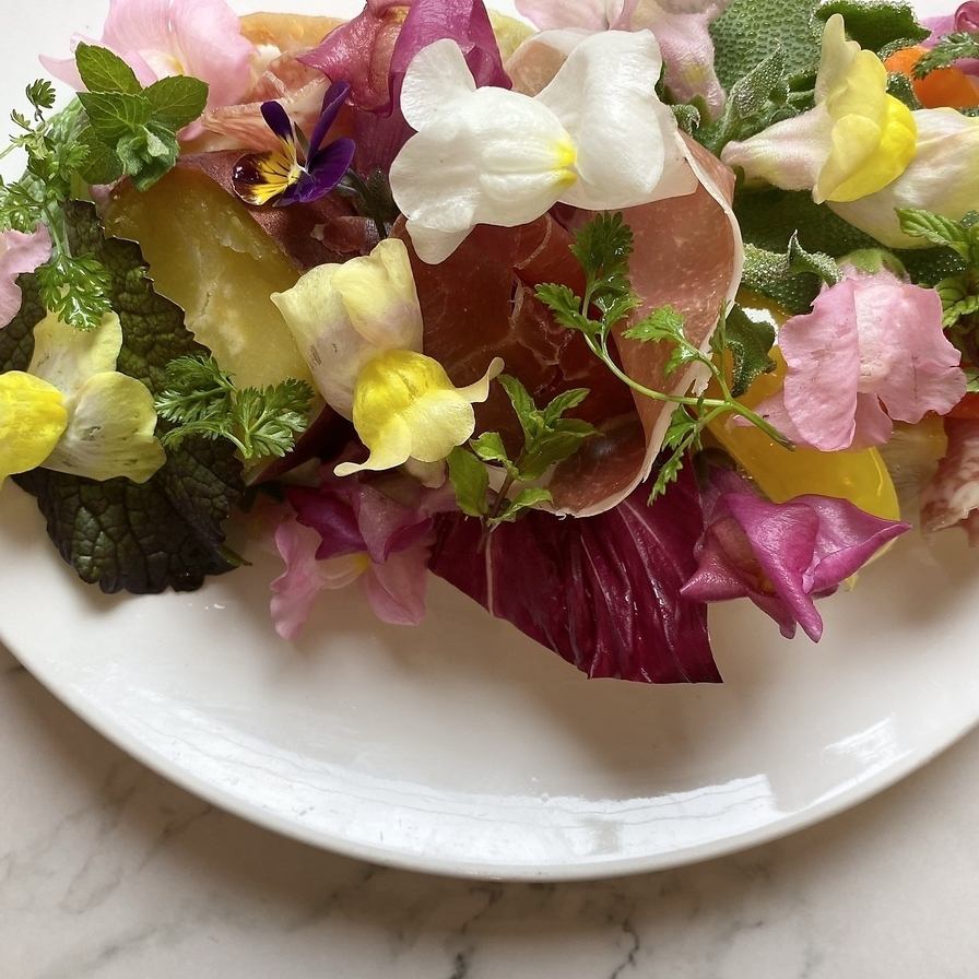 ドライフラワーの店内に自社農園の自然栽培野菜も使用。素材にもこだわる食べ飲み放題