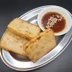 Fried radish rice cakes (3 pieces)