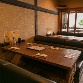 [Second floor seating] The 6-person and 4-person seats are sofa seats, so you can relax and relax.