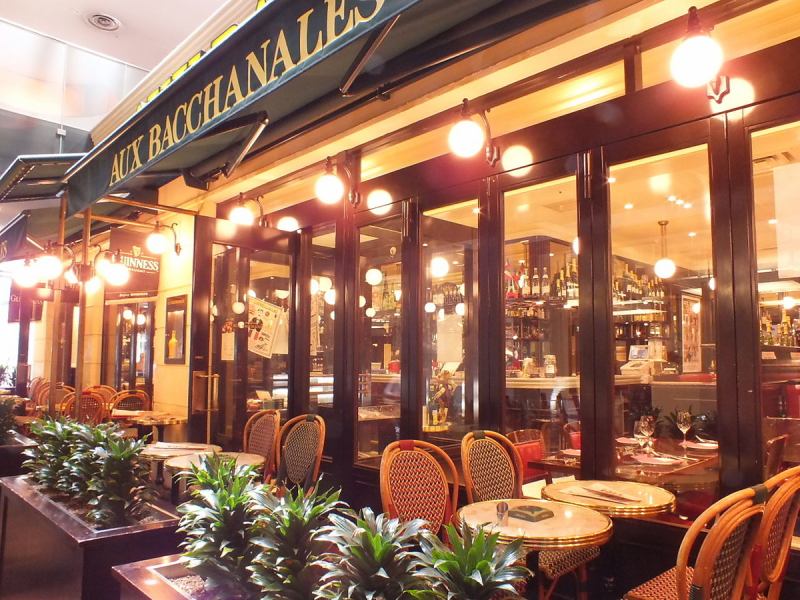 本場パリのカフェを忠実に再現したエントランス。まるでフランスのカフェに来た気分になれます♪