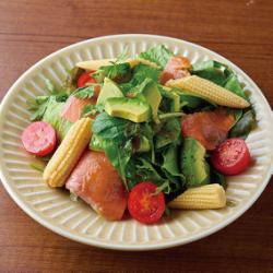 훈제 연어와 아보카도 샐러드