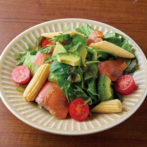 スモークサーモンとアボカドのサラダ