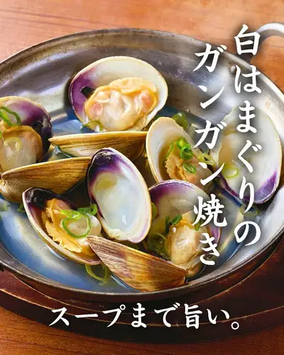 《白はまぐりのガンガン焼き》
スープまで、飲み干してしまう旨さ。
白はまぐりをお酒で蒸し焼きにした、
玉の蔵イチオシの一品。
ほんのり香るお酒とバターのコクが
はまぐりの出汁と混ざり合い、
気づいたらスープまで飲み干してしまう旨さです。
貝の旨みが凝縮されたスープは、
日本酒との相性も抜群。
爽やかな冷酒でも、燗酒でも、どちらにもよく合います。
その日のおすすめは、スタッフにお気軽にどうぞ。
───────────────────────
📍 東京都世田谷区玉川3-13-8|二子玉川駅 徒歩3分
🕐 平日 17:00〜23:30 / 土日祝 13:00〜23:00
☎︎ 03-6411-7630
🔗 ご予約・詳細はプロフィールリンクから
───────────────────────
#はまぐり #ガンガン焼き #玉の蔵 #二子玉川居酒屋
#二子玉川グルメ #世田谷居酒屋 #日本酒居酒屋
#酒の肴 #東京居酒屋 #日本酒好きな人と繋がりたい
