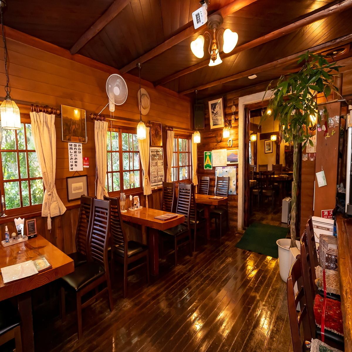 木の香りに包まれる特等席で、じっくり煮込んだ至福の逸品を。