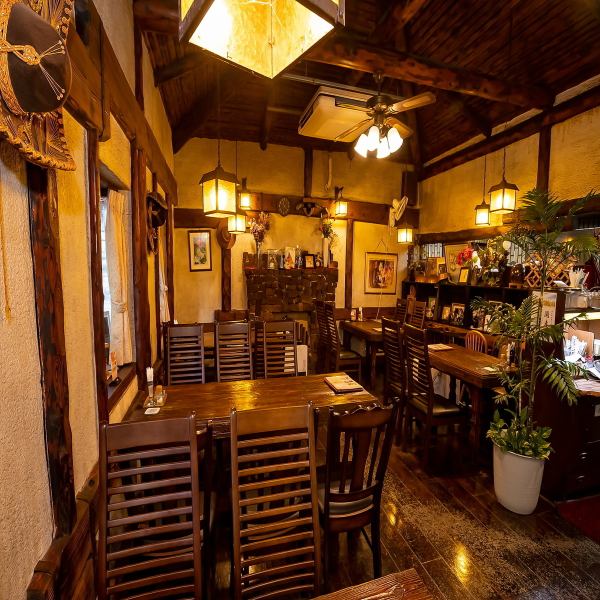 少人数での利用にも快適な席をご用意しています。木の質感を生かした落ち着きのあるテーブル席は、静かに食事を楽しみたい方におすすめ！穏やかな雰囲気の中で厳選されたステーキと自家製ソースを楽しめる時間は、まさに贅沢なひととき♪特別なデートや家族との食事にもぴったりです☆