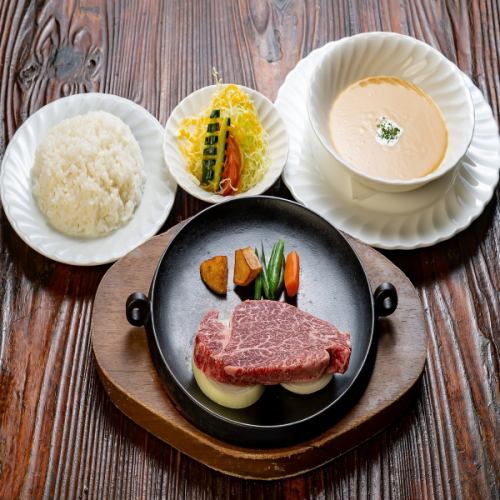 一頭から僅かしか取れない和牛ヒレと、その芯部シャトーブリアン。繊細な肉質と上品な旨味を堪能する贅沢。