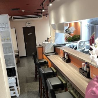 カウンター席ございます。