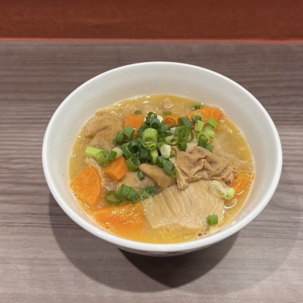 オーナーこだわりの逸品☆3種類のお肉をじっくり煮込んだもつ煮込みが美味しい！
