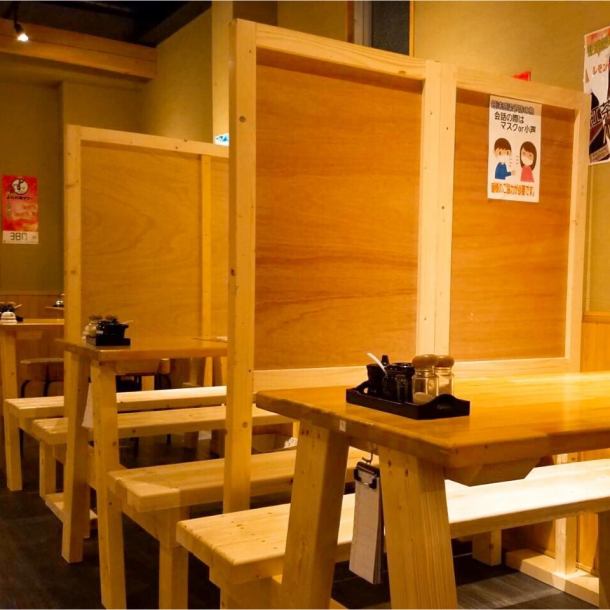 Partitions have been installed at the table seats [Suitable for various occasions such as girls' parties and company banquets] Banquets for up to 34 people are possible ◎ If you have trouble choosing a restaurant for small to large groups, leave it to Asahi ♪ Tables (non-smoking) up to 14・Table seats (smoking) Up to 20 people can be seated together according to the number of people.