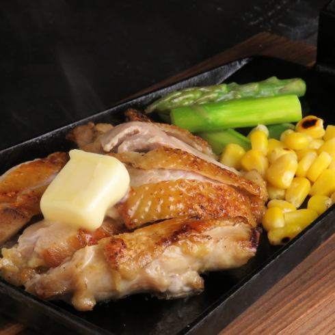 We use Awaodori chicken! Juicy local chicken that stimulates your five senses on a griddle!