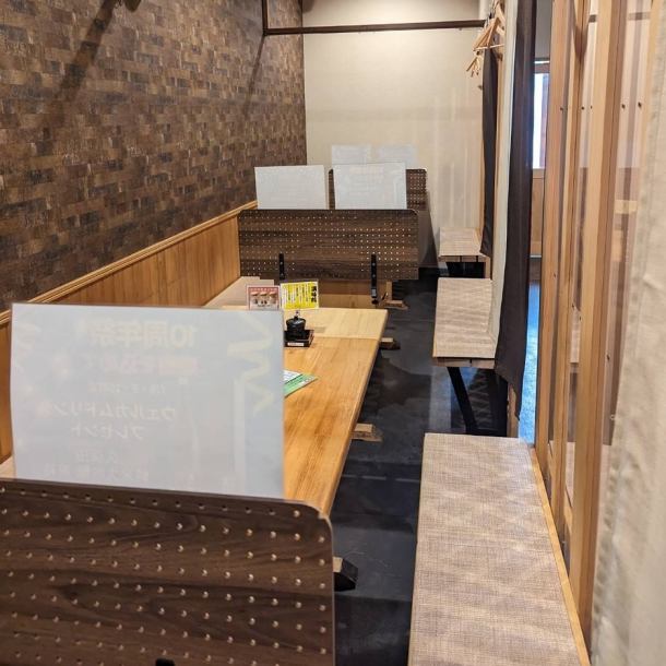 【店内リニューアル！団体でも使いやすいテーブル席】分煙になり、吸う人も吸わない人も安心★換気もして常に空気の入れ替えをしてます！！男女問わず料理もお酒も妥協したくない大人たちで賑わう飾磨の居酒屋。リピーターが多いからこそ空間つくりは大切に♪お店でお待ちしております♪