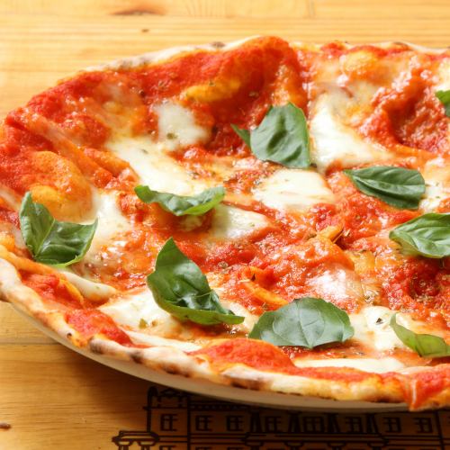 Authentic pizza baked in a stone oven starts from 500 yen!!