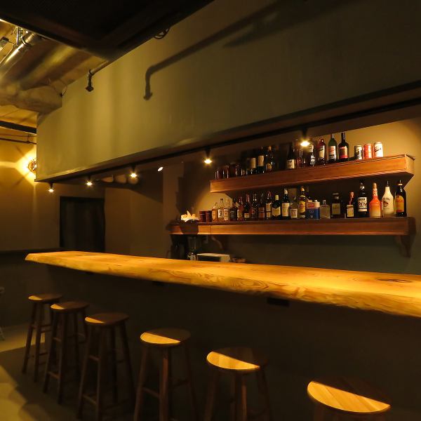 夜遅くまで営業している当店は、2軒目、3軒目にも最適な大人の隠れ家。こだわりの料理と豊富なお酒で、お酒好きの女性にも喜ばれます。デートや友人との集まりなど幅広いシーンでご利用いただけます。