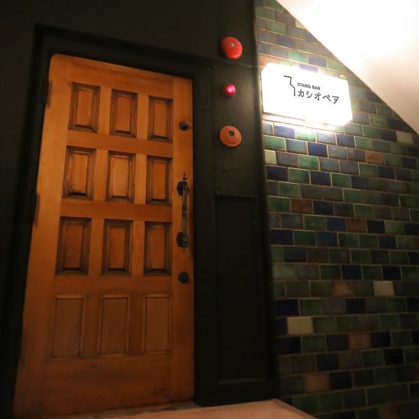 落ち着いた雰囲気の中にクラブの要素を融合。夜遅くまで営業し、2軒目、3軒目にもぴったり。料理は素材にこだわり、お酒の種類も豊富。デートやカジュアルな飲み会に最適な空間を提供します。