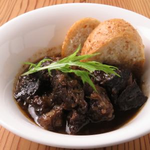 牛頬の赤ワイン煮込み