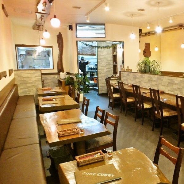【もっちもちのナンが食べ放題な大人気店♪】インド人シェフが作る本場インドカレー店。ゆったりと寛げるテーブル席でお食事を楽しめます☆