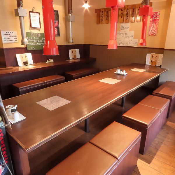 広々としたテーブル席をご用意しております。ご家族での団らんや、会社帰りの同僚との飲み会、中規模のご宴会に最適です。ゆったりと座れるお席で、美味しい焼肉と豊富なドリンクを囲みながら、楽しいひとときをお過ごしいただけます。焼肉を囲んで賑やかな時間を過ごしませんか♪