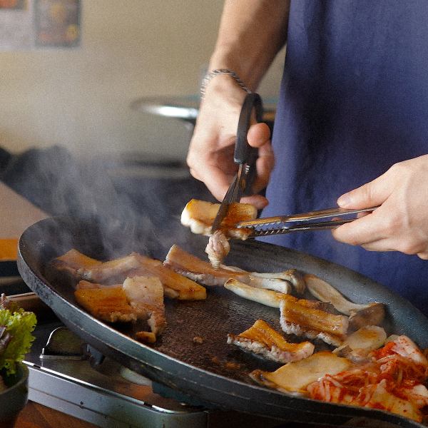 【写真はイメージです】サムギョプサルはスタッフが美味しく焼いてくれます！