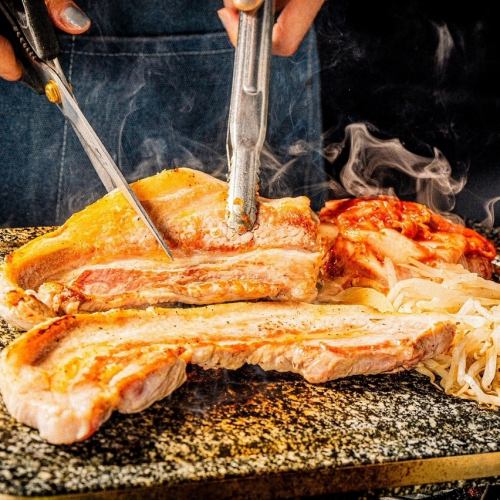 肉厚のお肉！あぷろに来たらサムギョプサルを食べなきゃ！