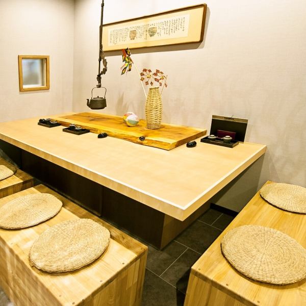 The table seats beside the entrance are seats where you can easily enjoy cooking and drinking.