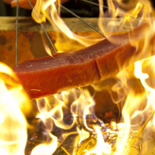 【カツオの藁焼き】魚本来の旨味を豪快な炙りで堪能