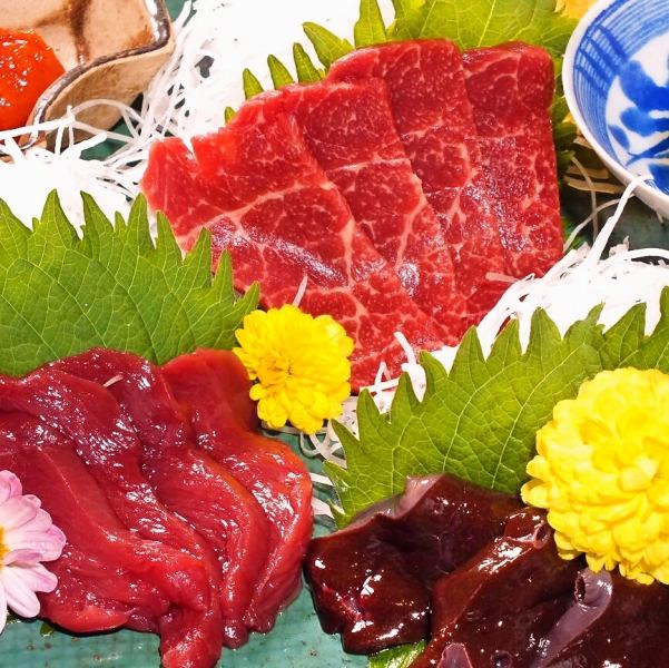 [Sakura sashimi assortment] You can enjoy delicious places such as marbling and horse liver stab at once