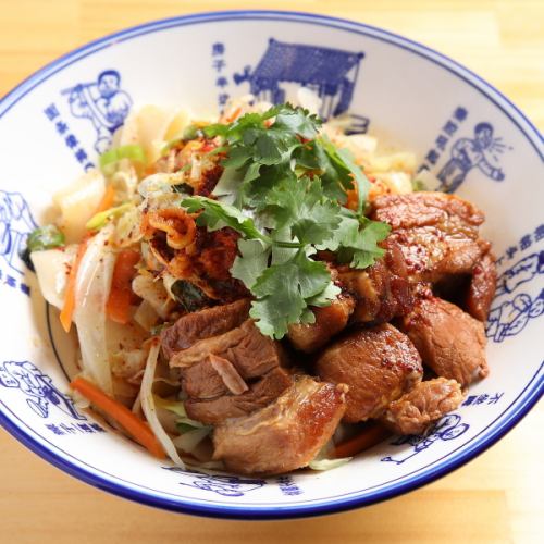一番人気【びゃんびゃん麺】◆自家製角煮が乗った香り高い逸品