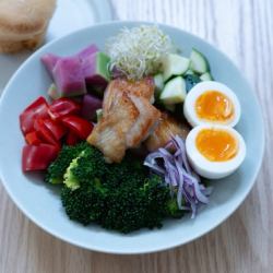 野菜とチキンのサラダ