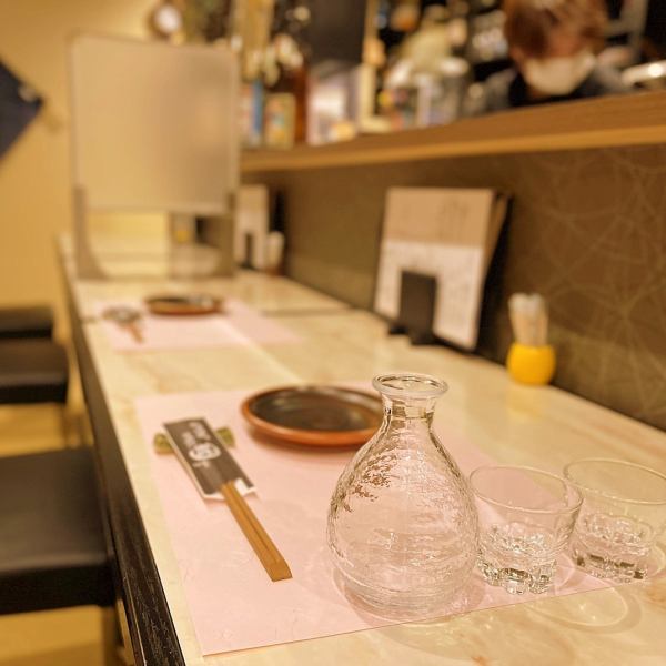 ◆カウンター席～テーブル席まで完備◆清潔感ある店内は、おひとり様大歓迎のカウンター席から13名様まで収容可能なテーブル席まで完備しております！