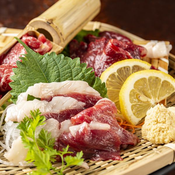 産地直送！鮮度にこだわった肉厚の馬刺しは当店の看板メニューのひとつ！