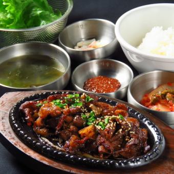 Served on a piping hot iron plate ☆ Gochujang-flavored Baekbap (hot charcoal bulgogi) set meal