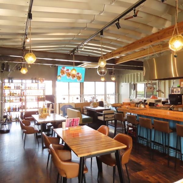 【◆洋風なおしゃれなお店♪◆】日本の風情あふれる田舎の雰囲気の中、周りとは一味違ったおしゃれな空間をご提供！カリフォルニアスタイルで洋風＆アメリカンな印象で、女子会やご宴会など、様々なシーンで楽しみやすい雰囲気のお店となっております。カウンター席やテーブル席、ソファー席など、席タイプも様々♪