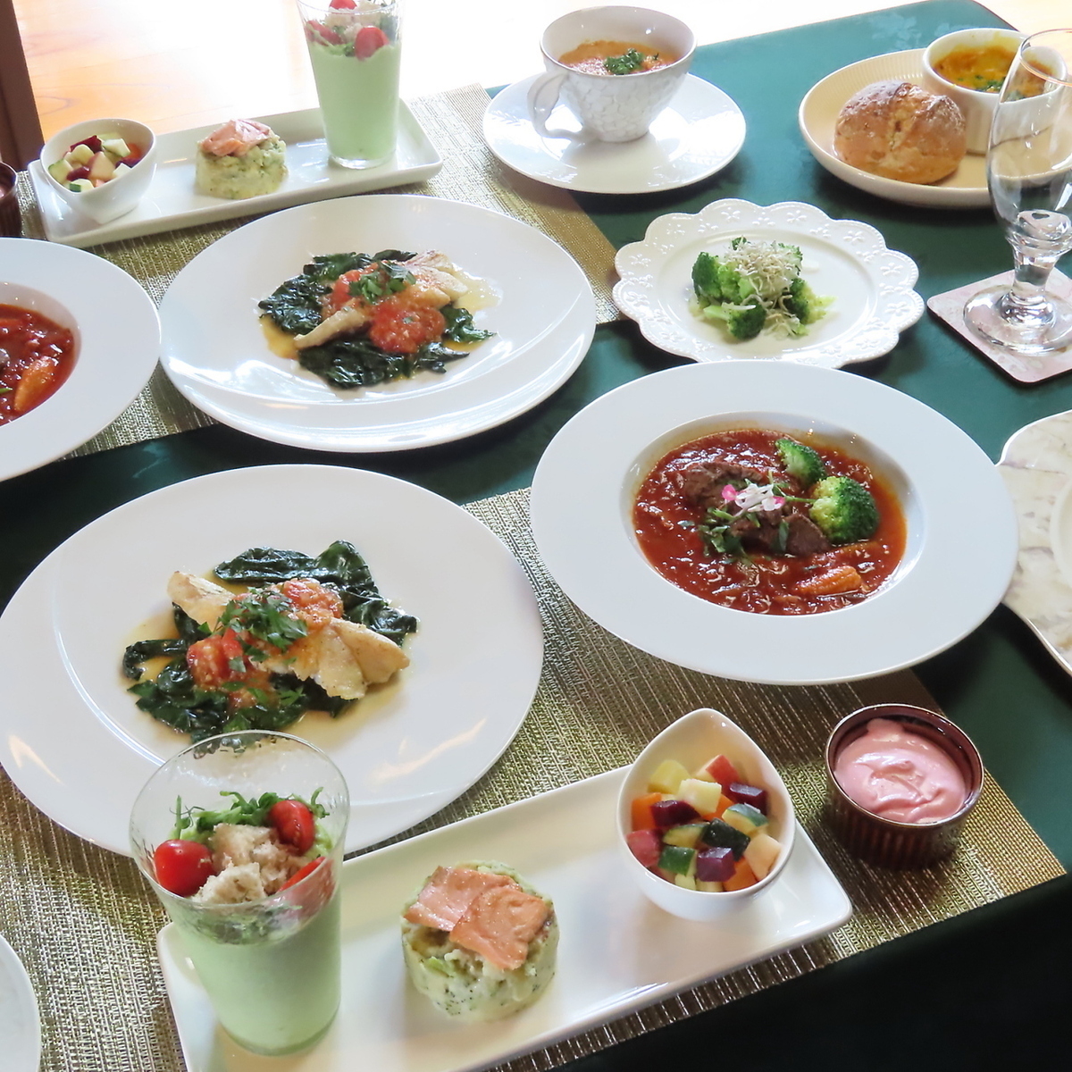和の趣きを感じる和モダン空間で味わう四季折々の食材を使用した創作料理コース