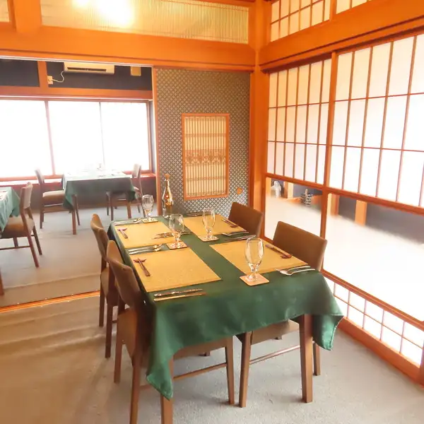 【和洋折衷の美しい空間】店内は和の趣きを感じさせる落ち着いた雰囲気。障子や絵画が飾られた和モダンな空間に、ゆったりと寛げるテーブルと椅子をご用意しております。高級感と清潔感に溢れる美しい内装は、日常の喧騒を離れて非日常感を味わいたい特別な日のご来店にぴったりです。