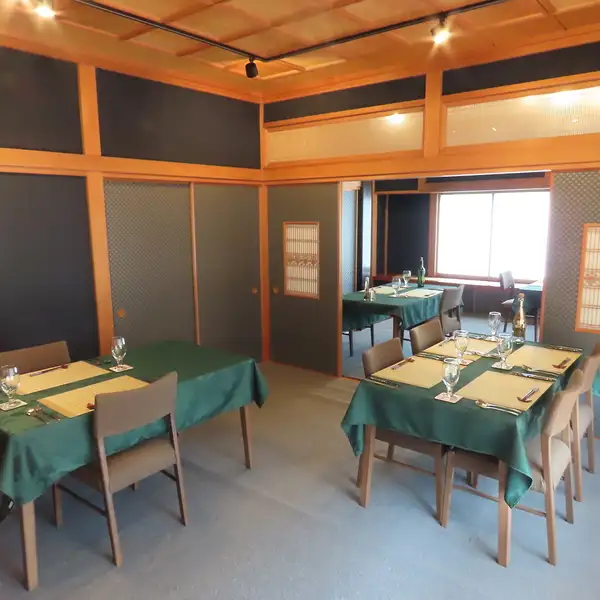 【5名様より貸切利用も承ります】当店は最大12名様程度までご案内可能。5名様以上のご予約で店舗の貸切も対応しております。他のお客様の目を気にすることなく、ご家族の集まりや親しいご友人との会食をお楽しみいただけます。貸切時のみお子様連れのご相談も承っております。