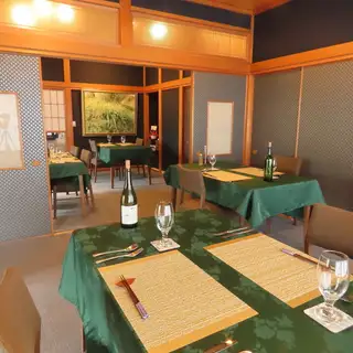 和室にテーブルと椅子を配置した、落ち着きのある和モダンな空間です。靴を脱いでリラックスしながら、足元を気にせずゆったりとお食事をお楽しみいただけます。2名様～4名様でのご利用に最適です。