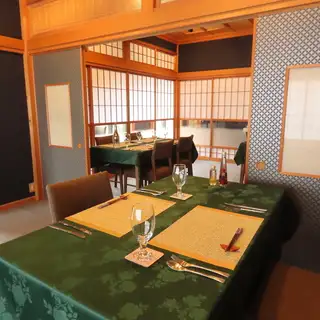 5名様以上のご予約で店舗の貸切利用が可能です（最大12名様程度）。他のお客様を気にすることなく、プライベートな空間でお食事と歓談を満喫していただけます。ご家族の集まりや親しい方との会食にぜひご利用ください。