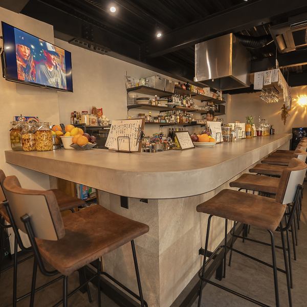 十三駅から徒歩6分で、夜遅くまで営業しているので終電前の一杯や、二軒目利用にもぴったり！女性おひとり様でも安心して立ち寄れる雰囲気が魅力です。お酒だけでなく、しっかりとしたお食事もご用意しており、ディナー利用ももちろんOK！貸切利用も8名様～ご相談可能で、飲み放題プランもご予算に合わせて対応いたします♪